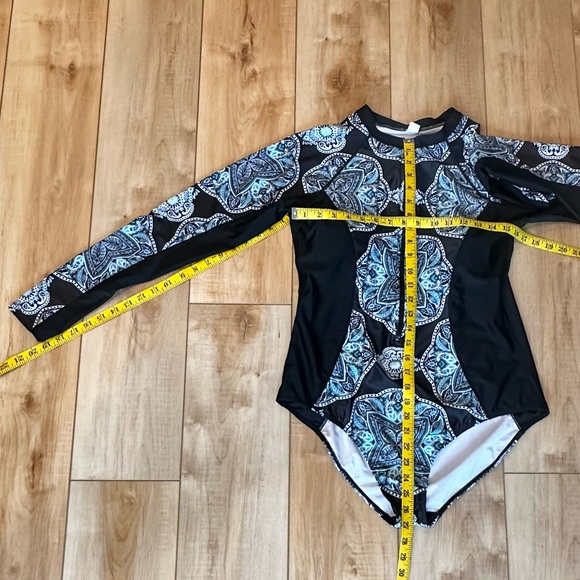 Elegant Black and Blue Geometric Long Sleeve Swimsuit - Picture 4 of 12